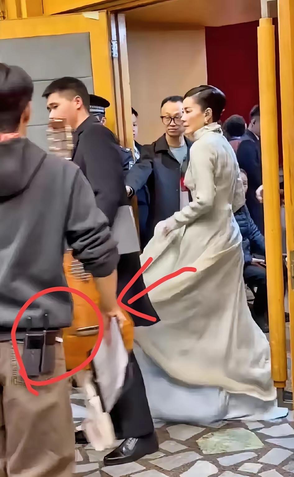 娱乐圈里王菲简直是个谜一样的存在。她不宣传、不商演，低调得不行，却一直稳坐一线顶