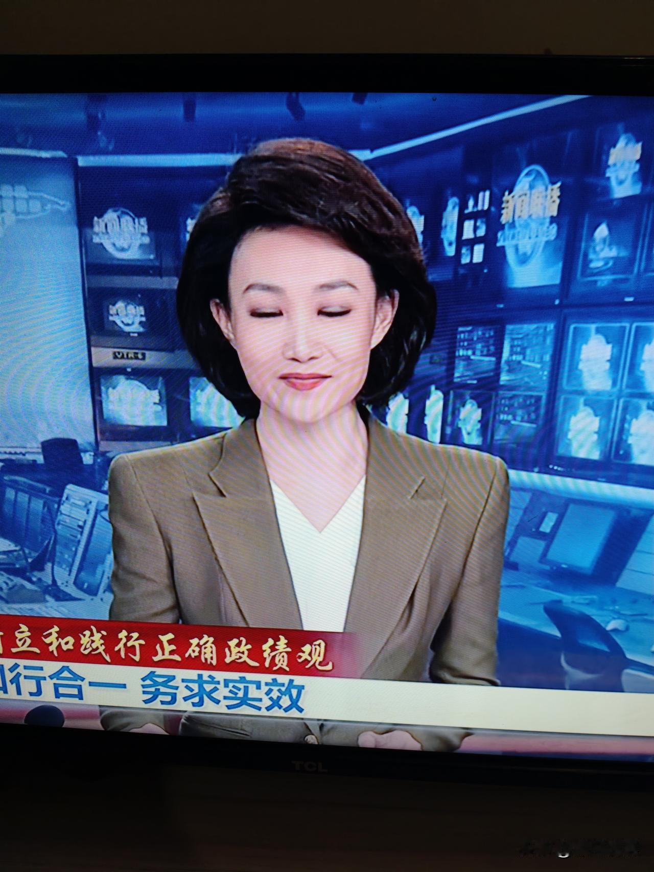 你看看李梓萌出播了看见了吧，今晚的央视新闻联播，由刚强和李梓萌主播。在新闻联