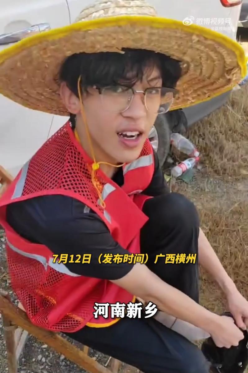 广西洪灾后，各地救援力量和爱心人士纷纷奔赴灾区驰援。在众多志愿者中，一名来自河南