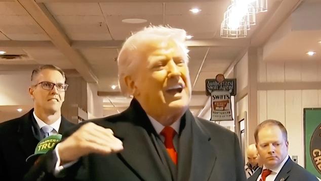 美元直接跌麻了，创下近四年最低，相当于以前能换7块多人民币的100美元，现在连7