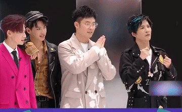 黄景瑜看女团舞的表情亮了，他这表情一看就是真的接受不了这舞蹈，同样都是静止不动，