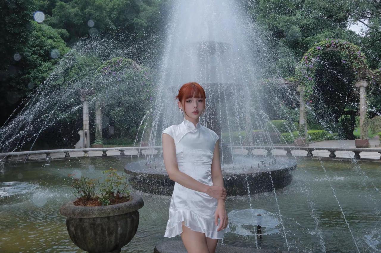 剪了个眉上刘海，还没拍过照就长了。喷泉