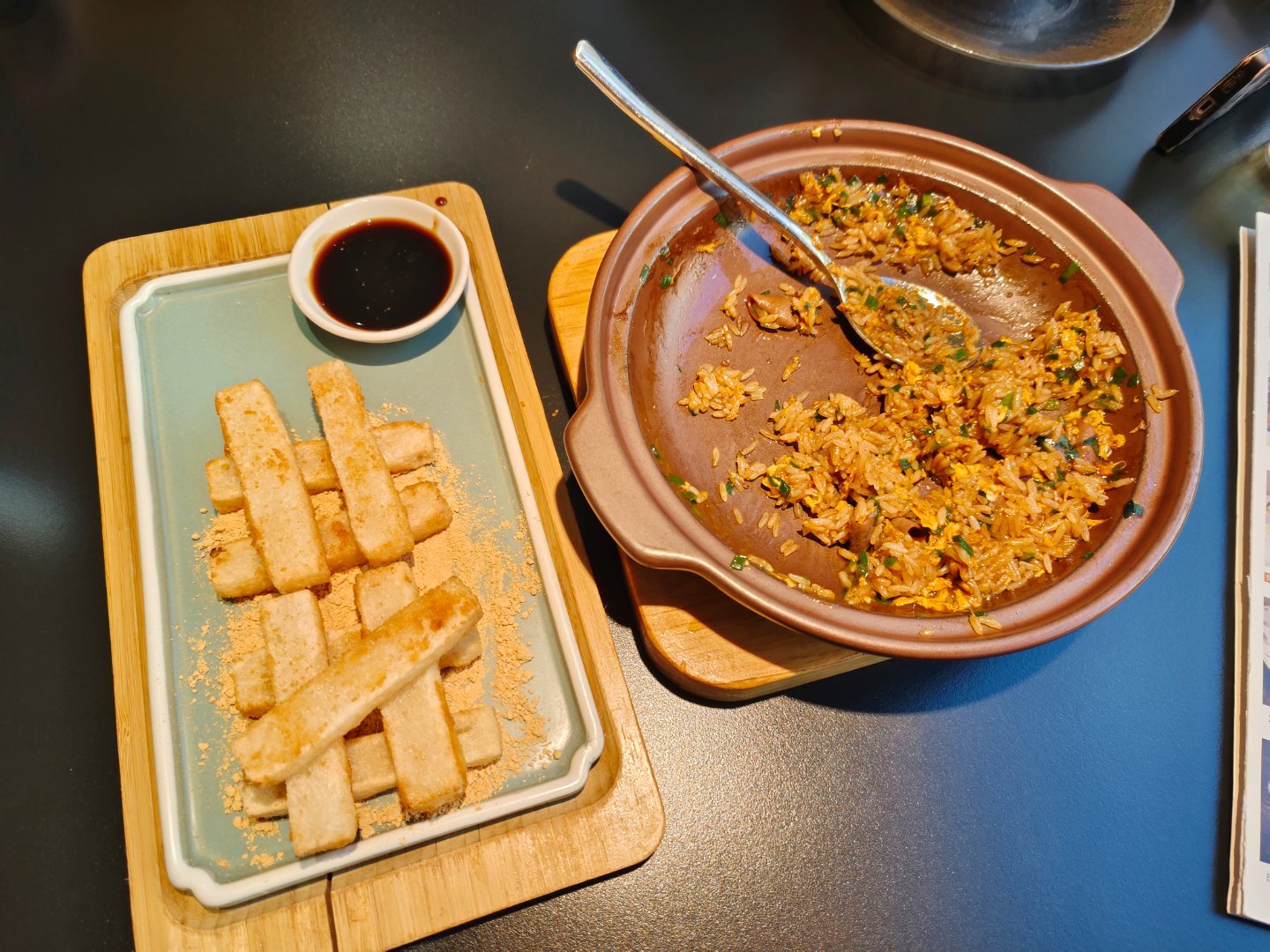 一家三口，一份炒饭，一份红糖糍粑，主打吃个半饱，不浪费。