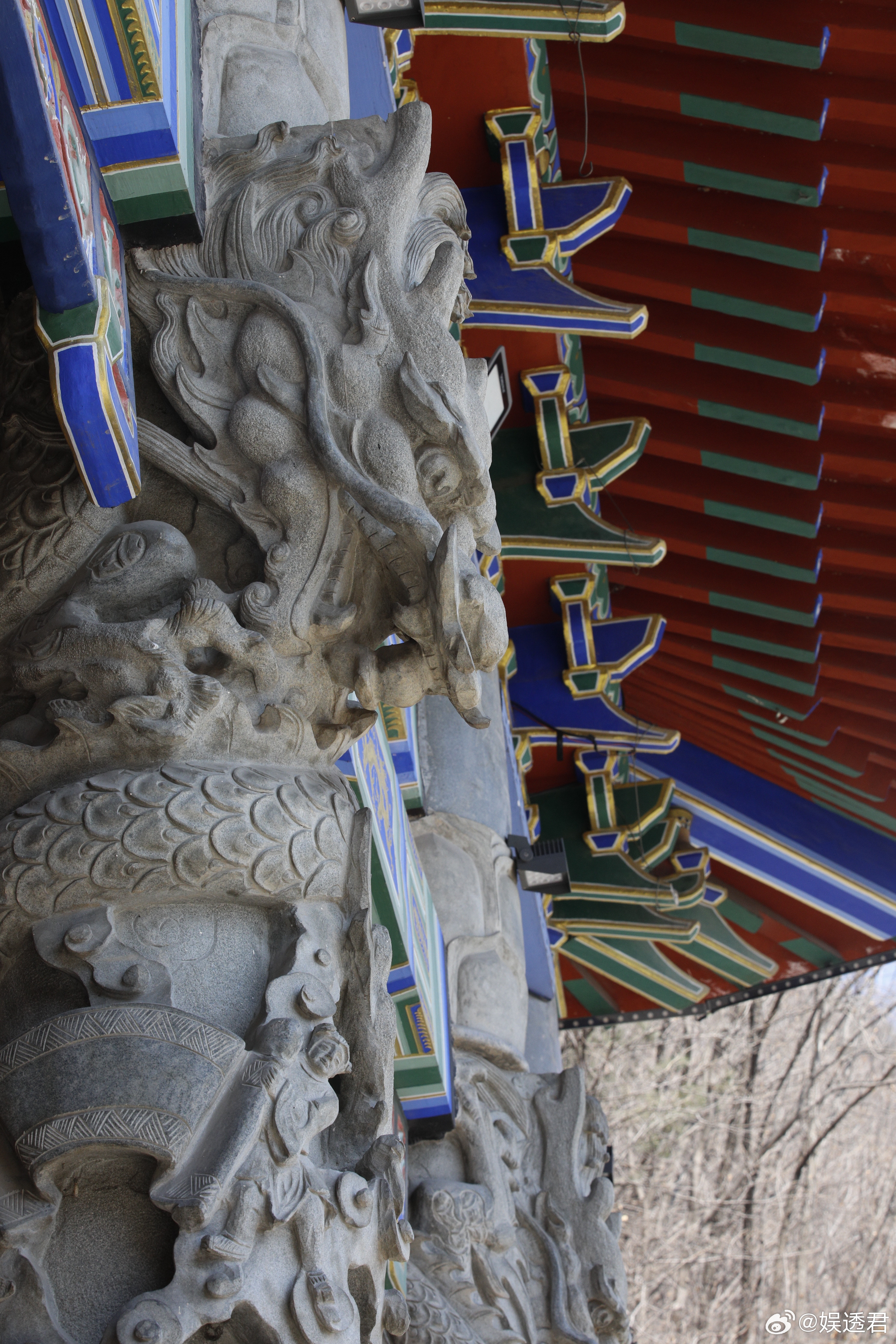 清明小长假这两天，铁刹山迎来了超多游客，踏青游玩、祈福许愿的人络绎不绝。春日的山