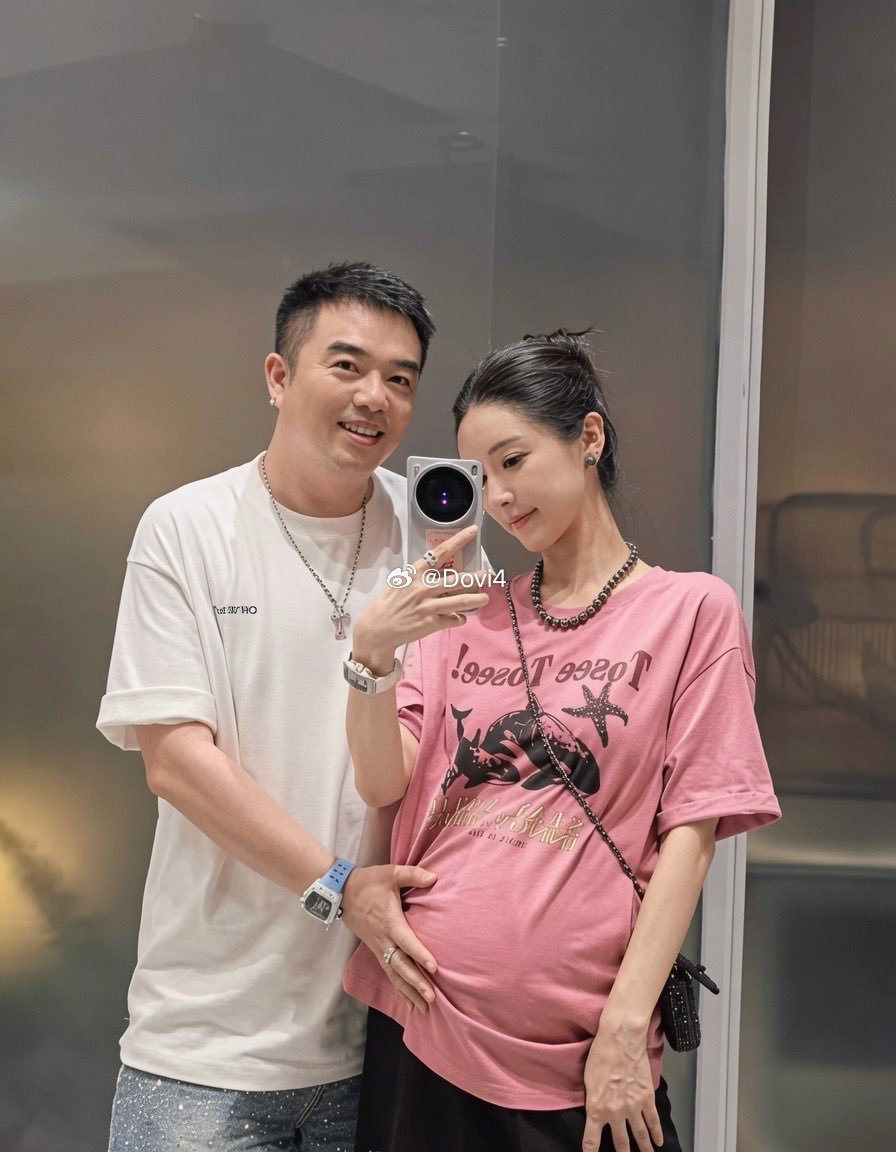 微娅怀二胎了，经历了财富巨浪来袭，原配夫妻还能这么恩爱的，少见啊