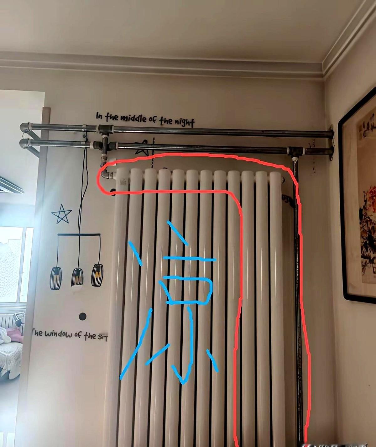 住户老是反映家里暖气半边不热，找了工人上门去检查。工人一看，笑了，说安装根本不