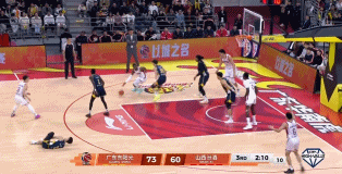 这都什么情况？广东男篮对阵山西的比赛进入第三节，不断有人在激烈对抗中倒地，受伤流