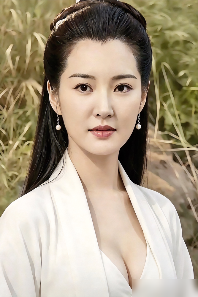 于正当年那句送了她一个老公，才是资本选角的终极真相。你以为小龙女是选出来的？其实是陈晓硬塞的。于正自