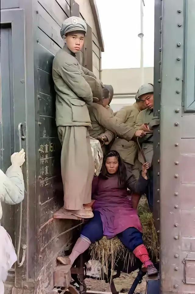 这是解放战争徐州会战期间，溃退下来的国民党士兵还有家属在开往南方军用列车的狭缝中