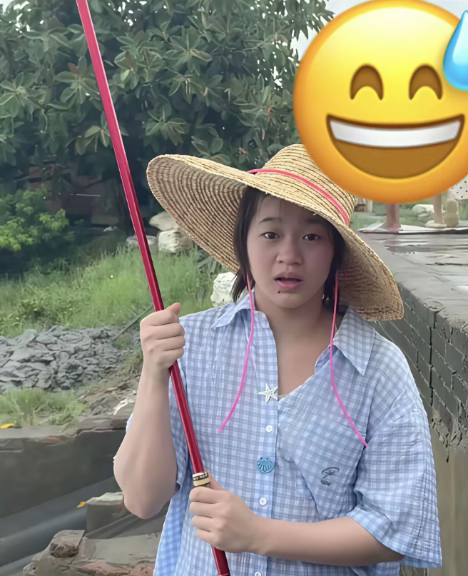 全红婵在老家钓鱼，松弛感满满。