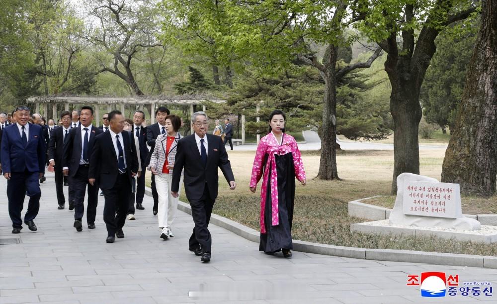 旅日朝鲜工商业者代表团访问万景台，参观各处朝中社平壤４月２４日电　旅日朝鲜工商业