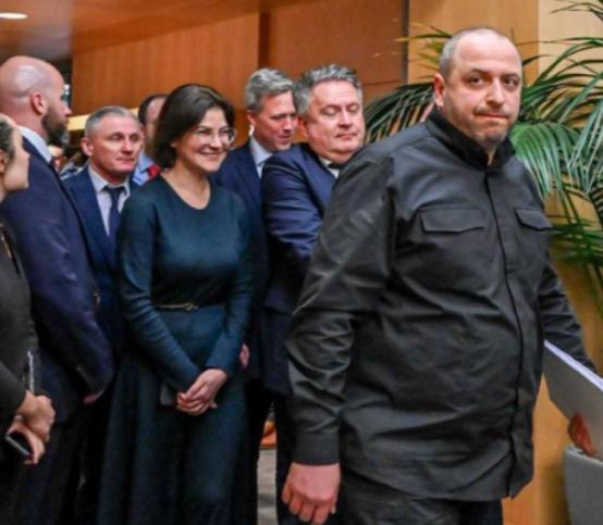 把笔当场摔烂了！日内瓦谈判第一天：乌克兰和美国代表争吵激烈！11月23日，瑞