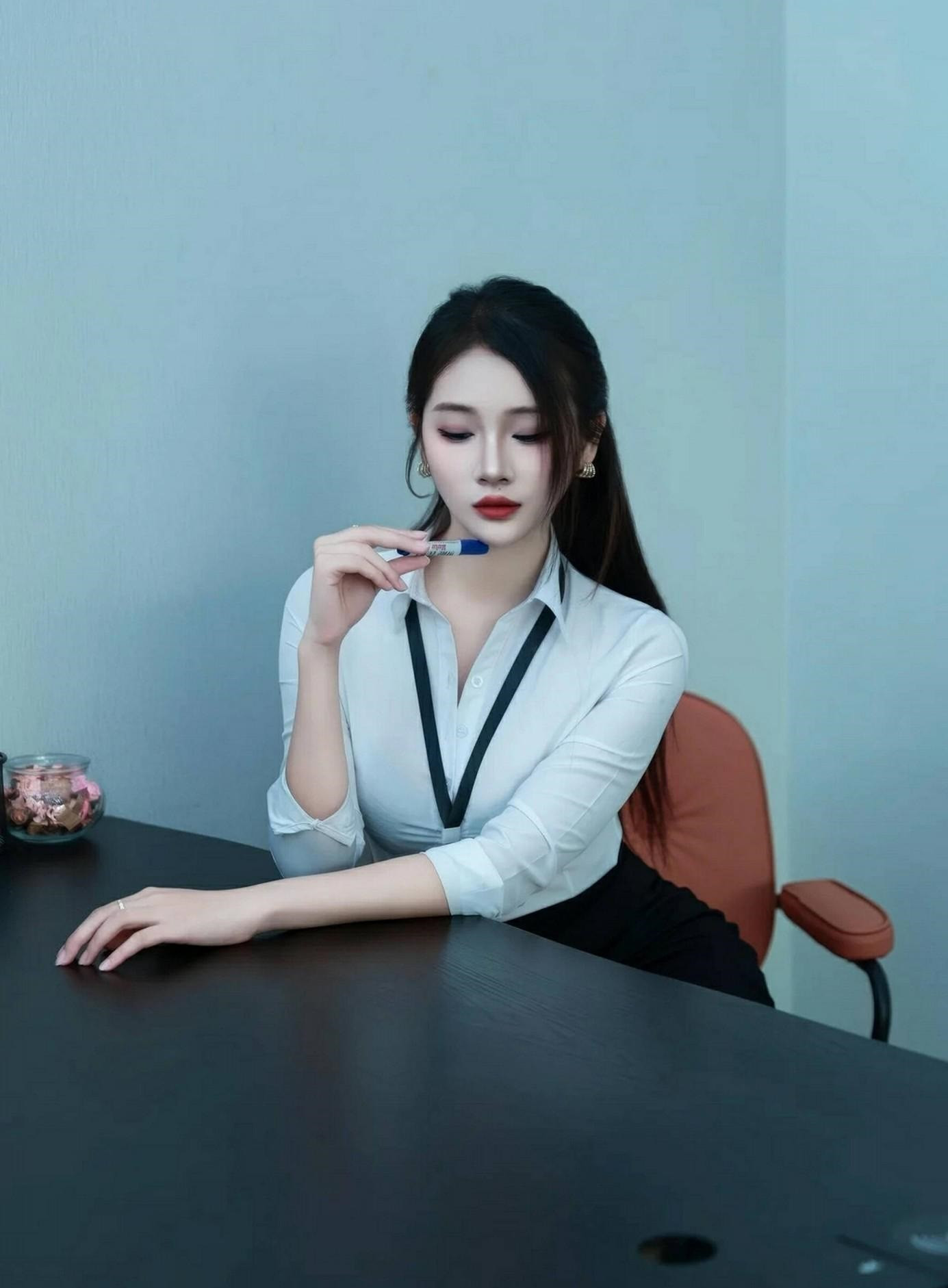 职场永不言败的神话：白色衬衫+黑色包臀裙