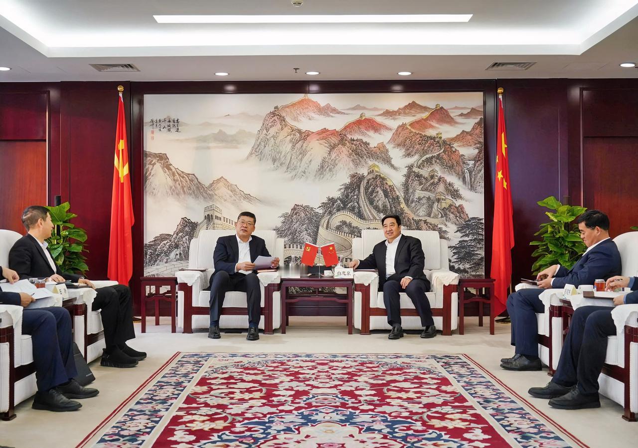 1月15日，国药集团党委书记、董事长白忠泉在京与中国人保党委副书记、副董事长、总