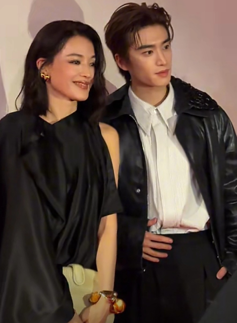 舒淇现身！这次他撇下了老公冯德伦，和年轻的张康乐在米兰同框，为大家带来了许多