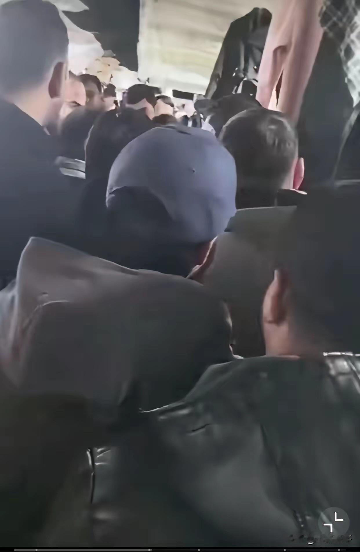 我预料到了可能有外籍游客会不守规矩也预料到了夜市摊主做生意的不易万万没想