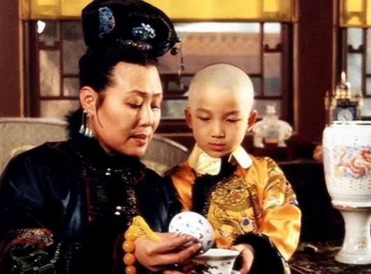 1687年，孝庄病逝。康熙哀嚎不已，捶胸跳脚。谁知，走出孝庄的寝宫后，他就命令侍