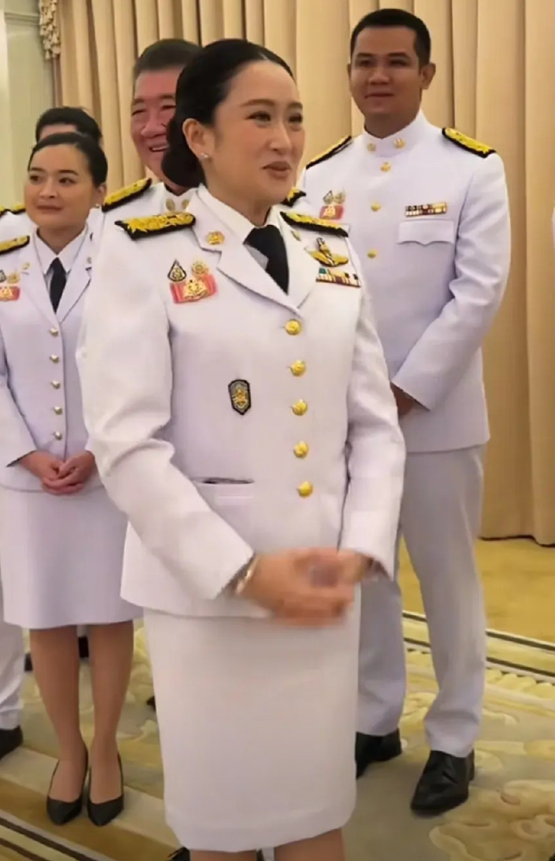 佩通坦，参加新内阁就职仪式，从总理变文化部长了！这落差有点大啊，原来C位老大，其