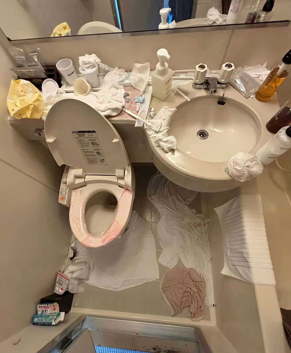 住酒店弄成这样，需要收拾吗？