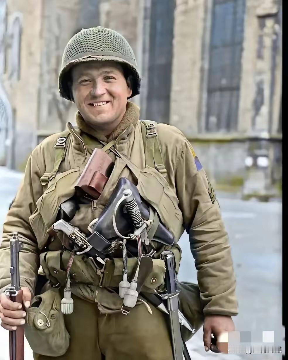 美国大兵笑了，笑得非常的开心，笑的非常的真实，笑得合不拢口，因为他的收获是很丰厚