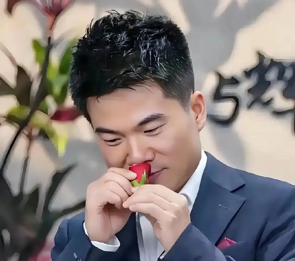 董宇辉直播时被弹幕围攻啥时候结婚，他笑笑说已读不回。网友却越扒越起劲，从农村出