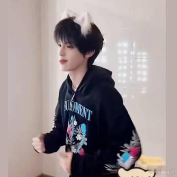 张泽禹小狗的人塑谁懂啊！张泽禹真的太贴小狗人设了，下垂狗狗眼配上软乎乎的大卧