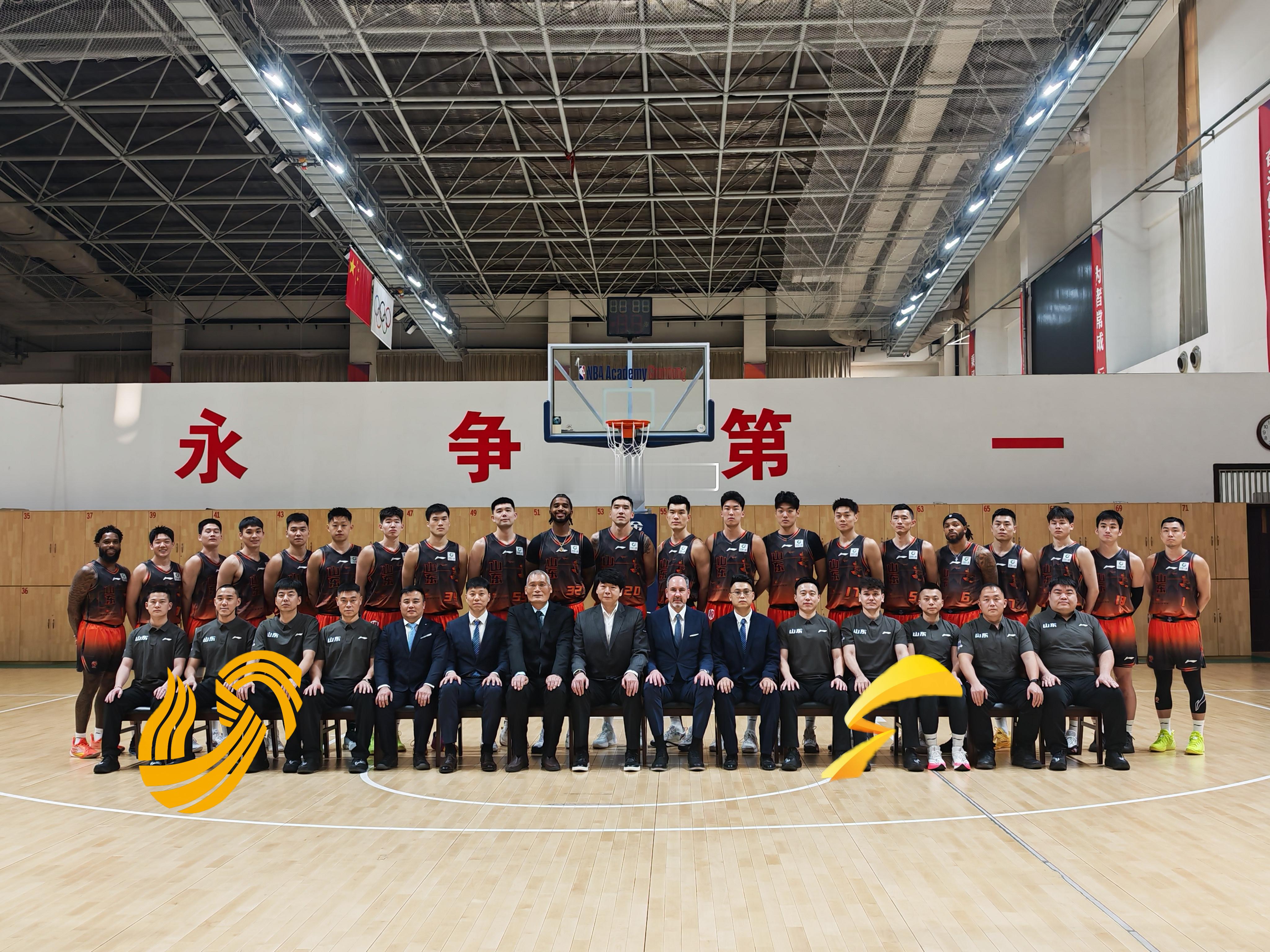 山东男篮结束了CBA俱乐部杯小组赛，返回济南后第一件事，新赛季的全家福，一个都不