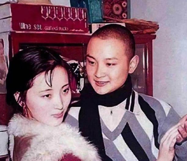 演员欧阳奋强说：“拍《红楼梦》时，有次我们去鞍山取景，晓旭她是鞍山人嘛，然后她爸