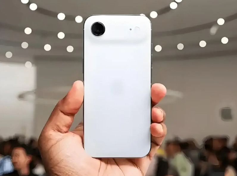 iPhoneAir就是一款非常畸形的产品，定位很鸡肋，弃之可惜，又食之无味。