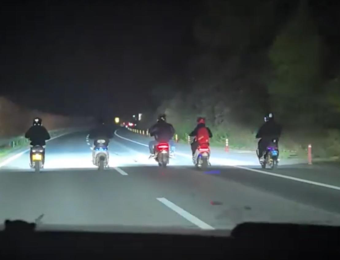 5人并排骑电动车“霸占”山路，下一秒警车出现！网友：教科书式执法4月4日，安