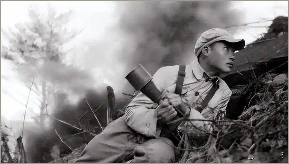 1952年朝鲜老秃山，一个因自身问题睡不着的士兵倪祥明，意外撞上美军夜袭，12人