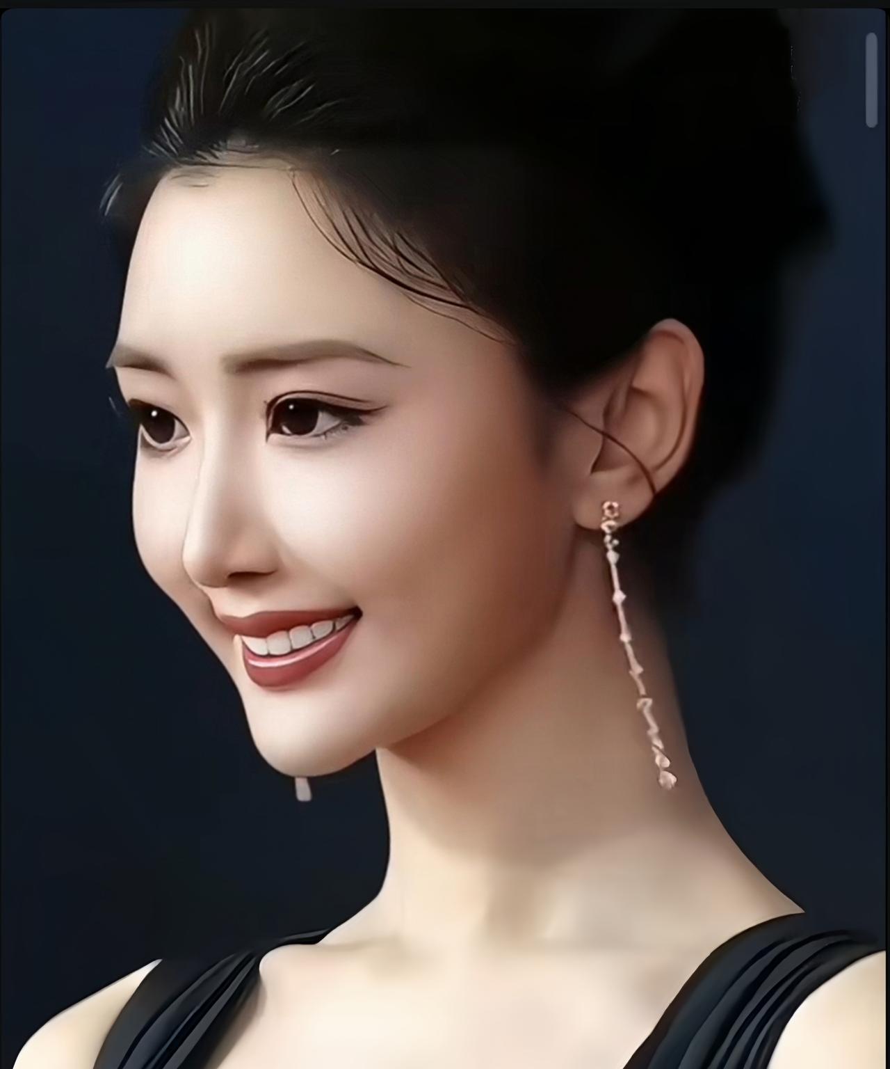 毛晓彤堪称甜美系女神代表！她那笑容如春日暖阳般甜美，眼睛里仿佛藏着璀璨星辰，灵动