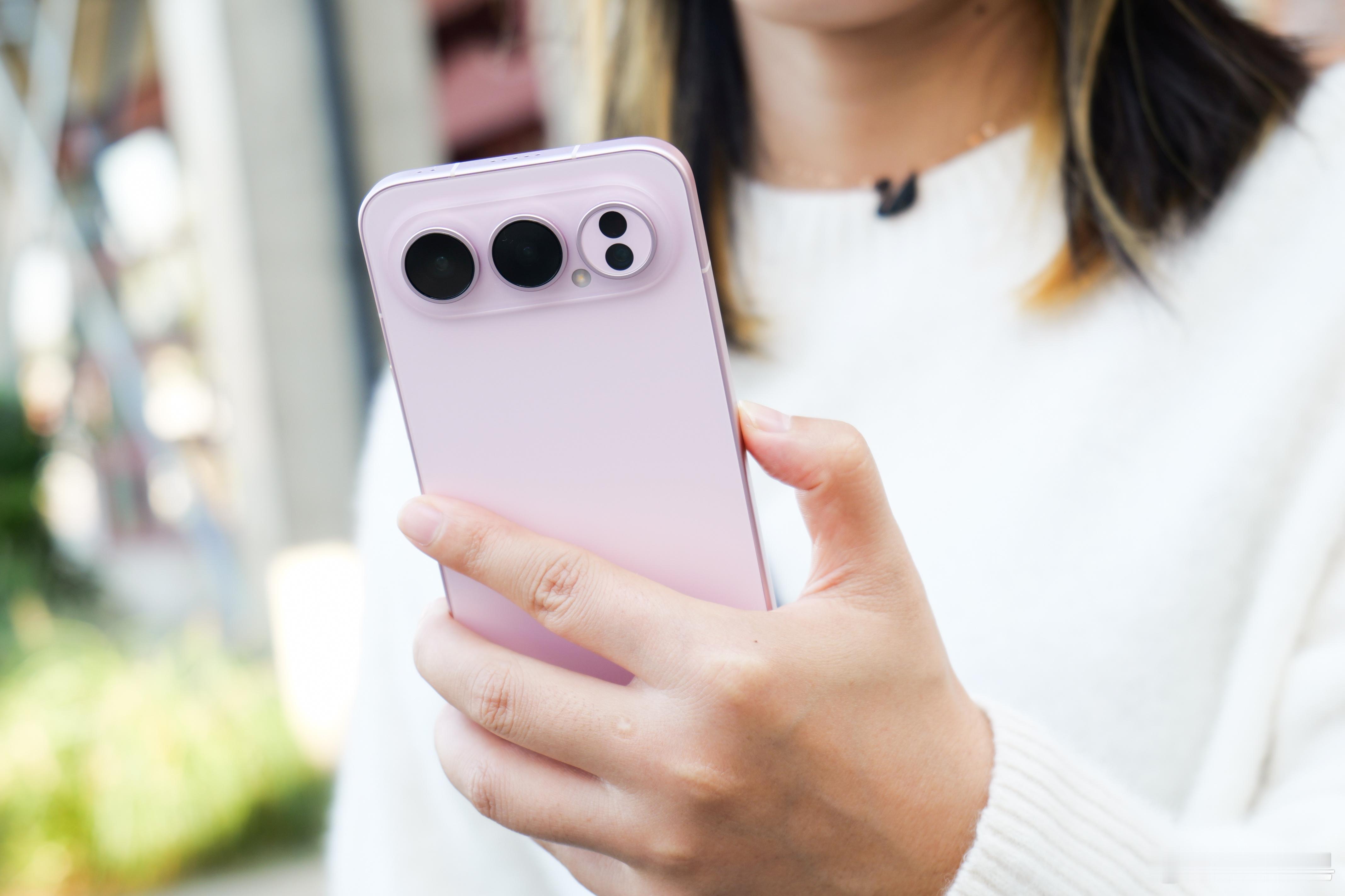 荣耀500Pro随手拍，核心设计没变，还是简约唯美，不过调整了摄像头的布局，这