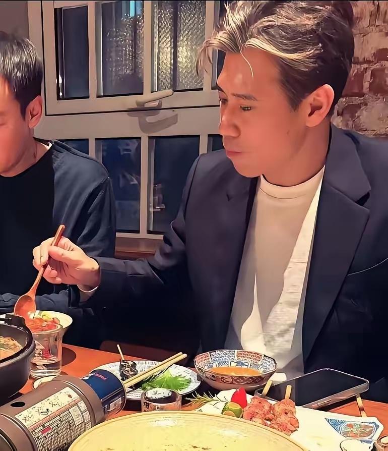 李乃文这哥们儿真是没话说！朱媛媛离开半年后，别人基本都疏远了，就他天天陪着辛柏