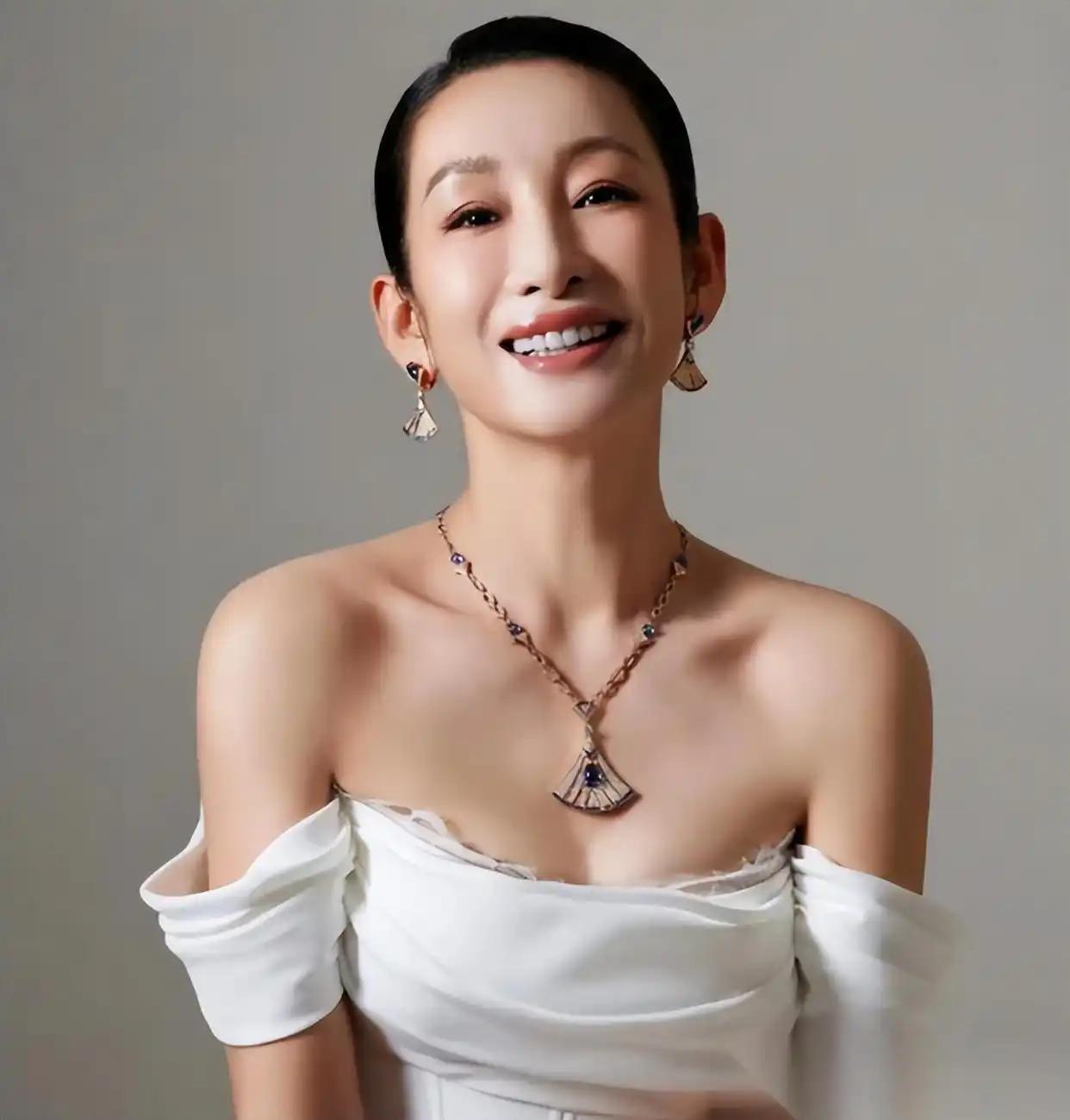 秦海璐一年收入高到普通人几辈子都追不上，却回家秒变普通妻子：不叠被不摆拖鞋，这种