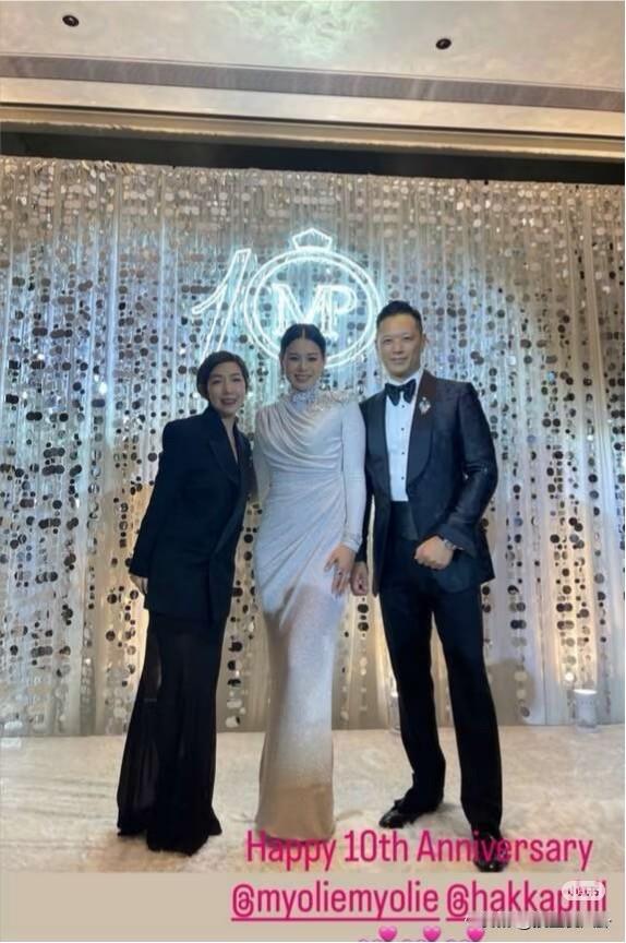 我是真的看不懂胡杏儿了她没嫁给黄宗泽可以理解但她和老公办结婚十周年晚宴真的有