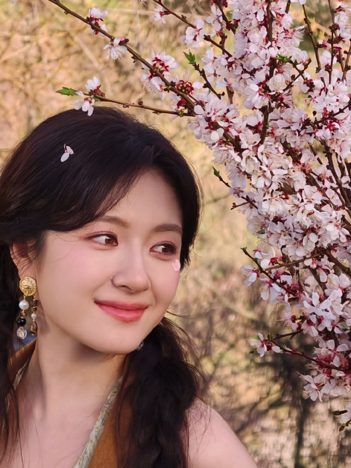 李兰迪双麻花辫造型李兰迪春日少女明媚感李兰迪这组春日照完全就是明媚少女来的吧！