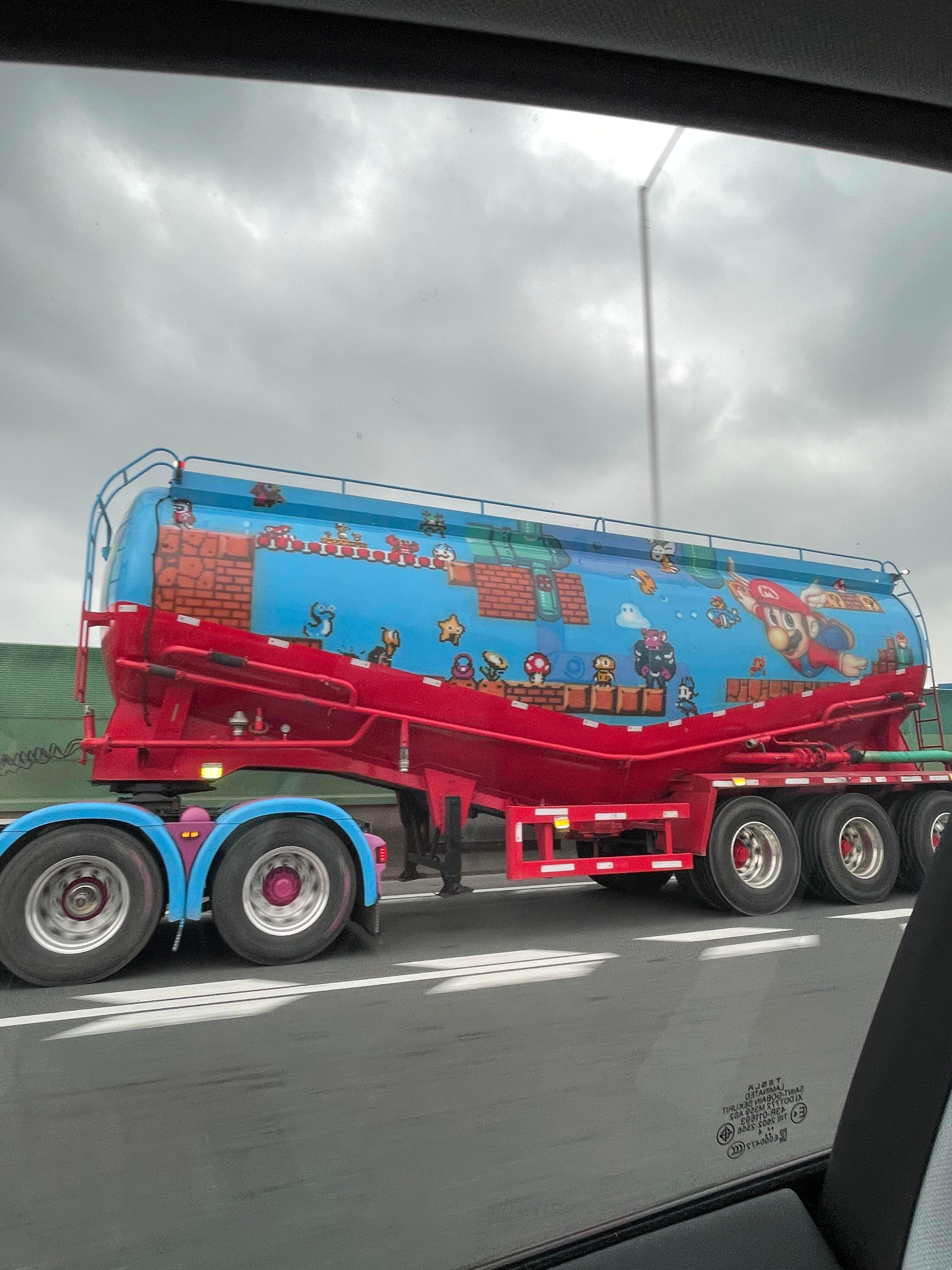 在路上碰到一辆油罐痛车