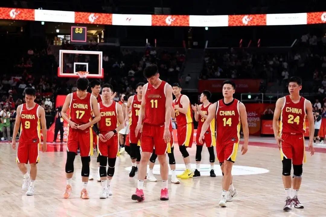 中国男篮成员收入曝光（亚运版）：1，庞峥麟，80万，江苏肯帝亚。2，赵嘉义，30