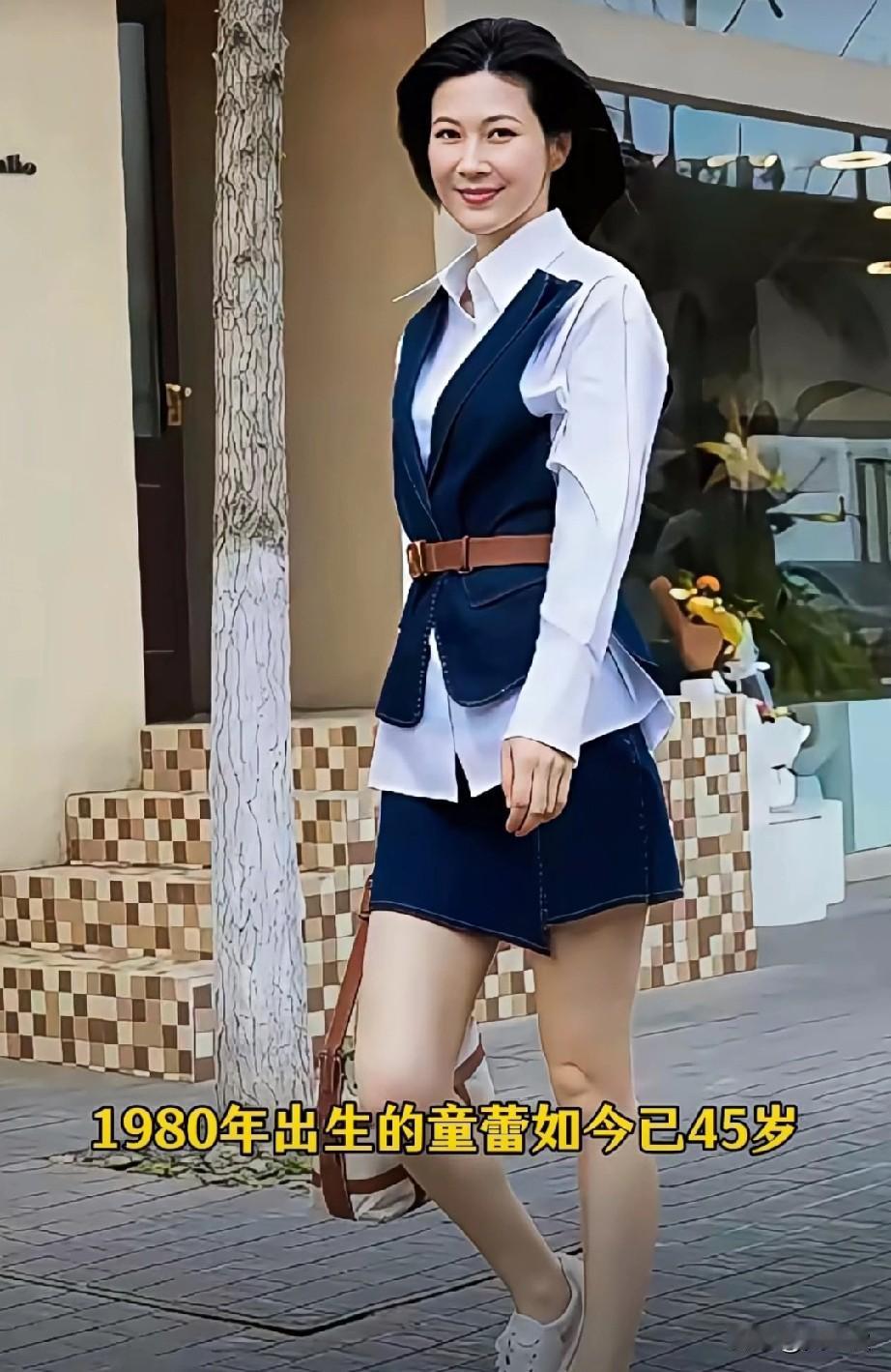 天呐，太漂亮了1980年出生的童蕾，如今已45岁，高挑身材，笑容明媚，立体五官