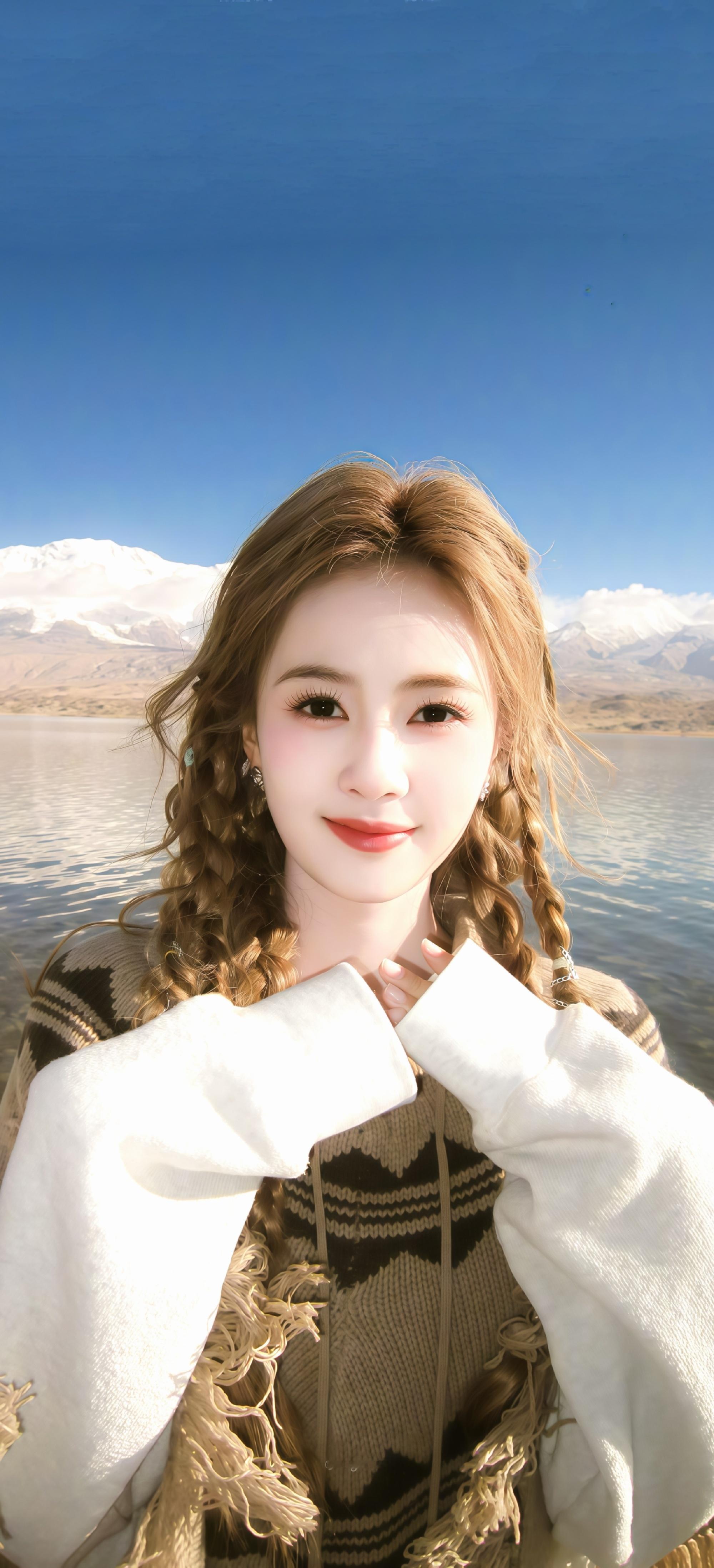 白鹿似画中仙子，驾驭百变风华，或柔美或率性，皆成绝色，美在骨子里流转生辉。