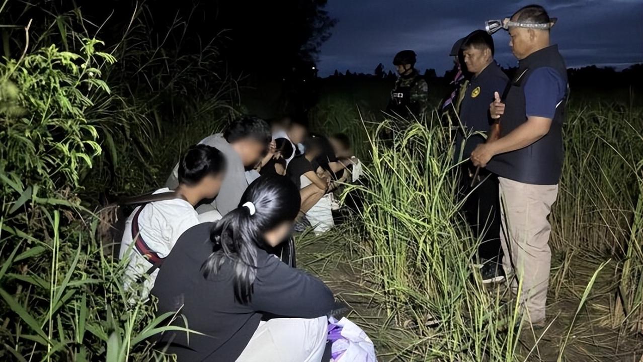 再也不相信是误闯东南亚了！泰国东部作战部队在柬泰边境通道，实施拦截查缉，在草丛