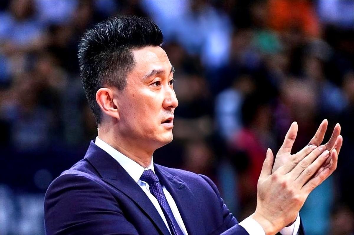 广东男篮这次真挺难的。胡明轩膝伤复发，罚球也不灵，姜还是老的辣，他自己都说带伤打