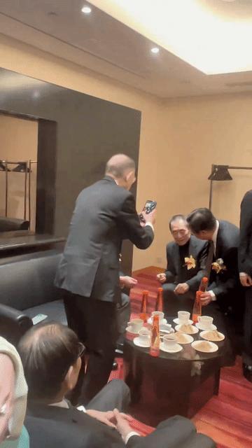 英皇老板杨受成见了张艺谋也激动，老爷子也顾不得张艺谋整跟友人聊得火热，掏出手机对