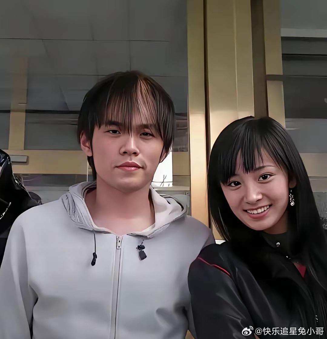 年轻的周杰伦和杨幂合照，那时候的周杰伦就已经开始脱发，难怪这些年要带厚厚的假发片