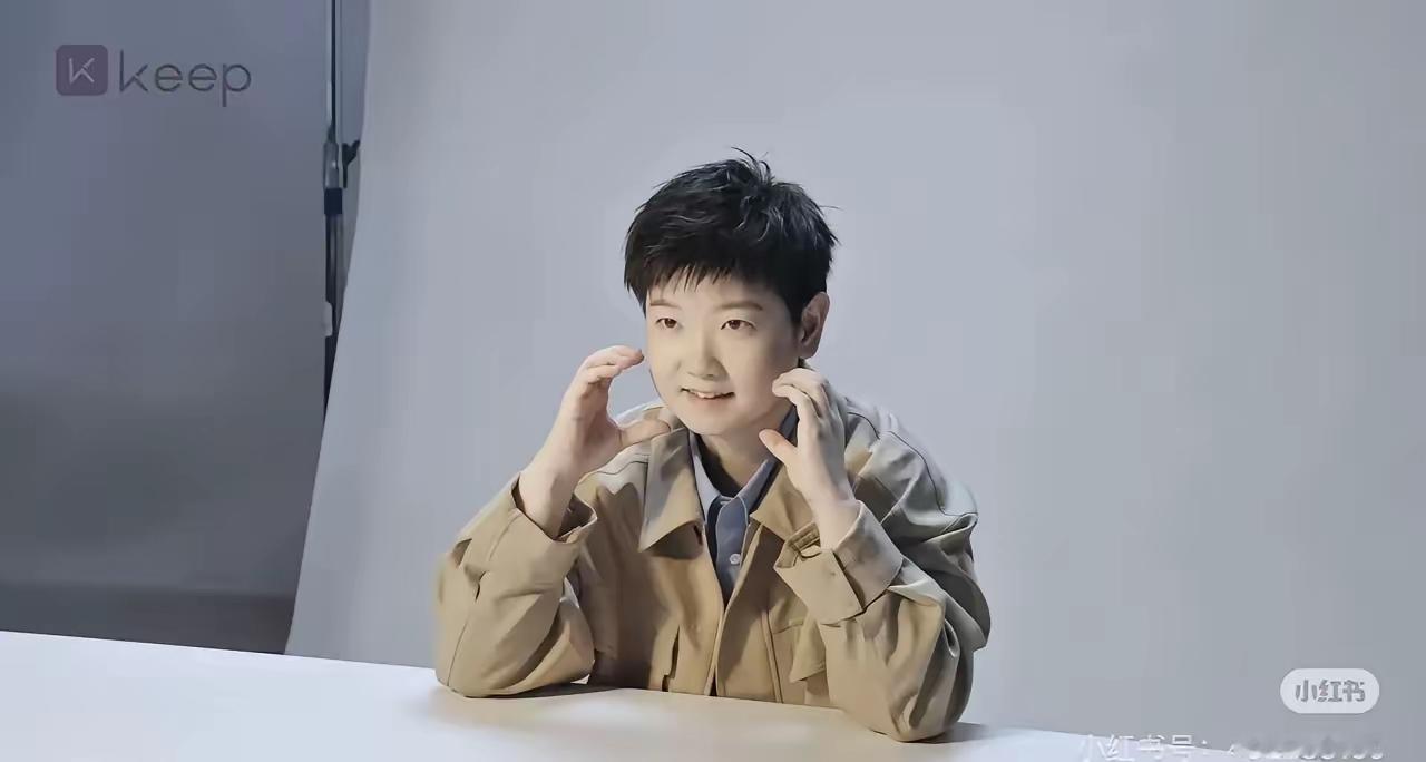 莎头穿的衣服是同款吗？莎头新代言的衣服来了，可是关于他俩穿的衣服是不是同款，评