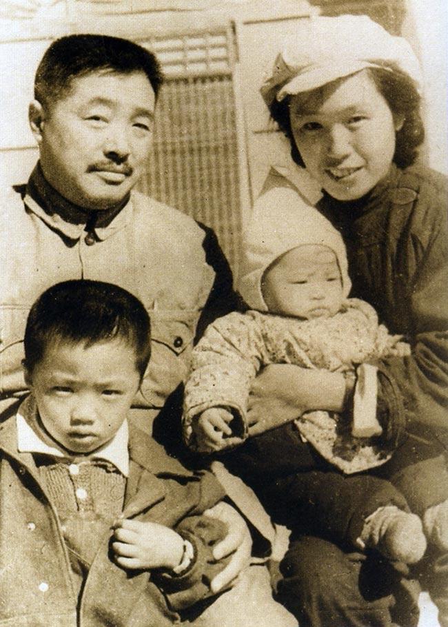 1969年，贺龙病重，大便解不出来，痛苦到冒冷汗。那天，妻子薛明想到了一个办法，