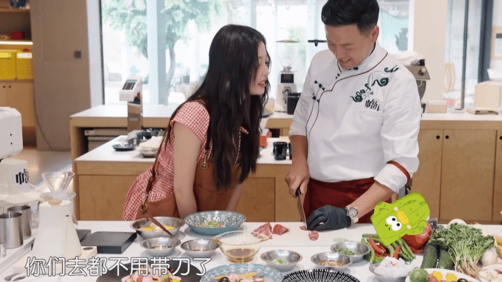 虞书欣虞舒欣叫潇闻用下颌线切菜中餐厅虞书欣开启玩梗模式，调侃翟潇闻下颚线