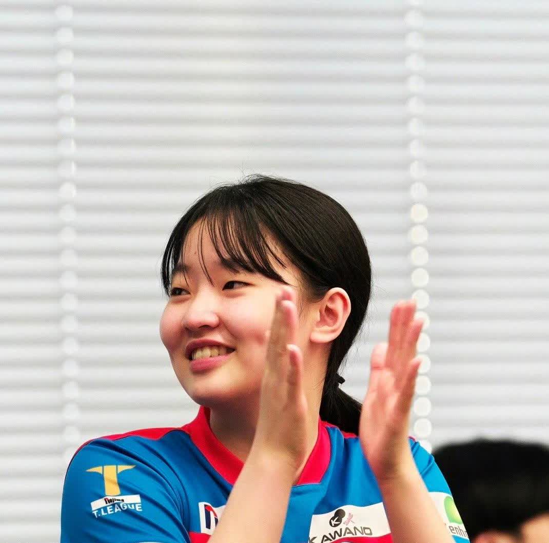 张本美和给木下队友松岛挥空唱生日歌[红脸笑][红脸笑]松岛今天18岁生日，木下俱乐部