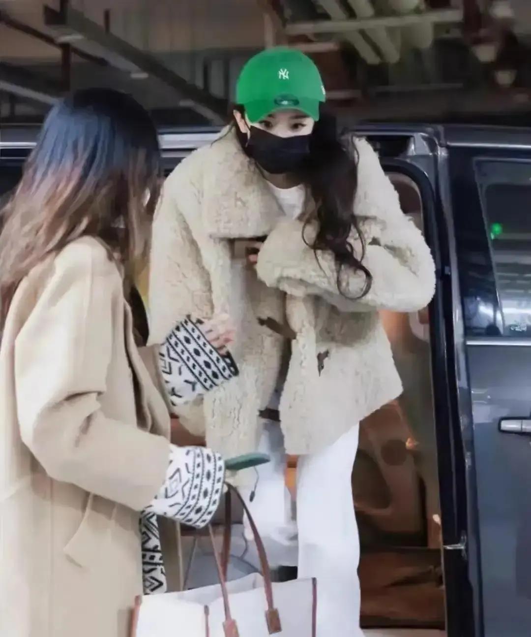 杨幂在三里屯抖落的那件大衣，让浙江工厂的缝纫机踩到冒烟。淘宝数据跳出警戒线